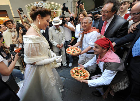 Sfilata storica per i 120 anni della pizza Margherita della pizzeria Brandi di Napoli